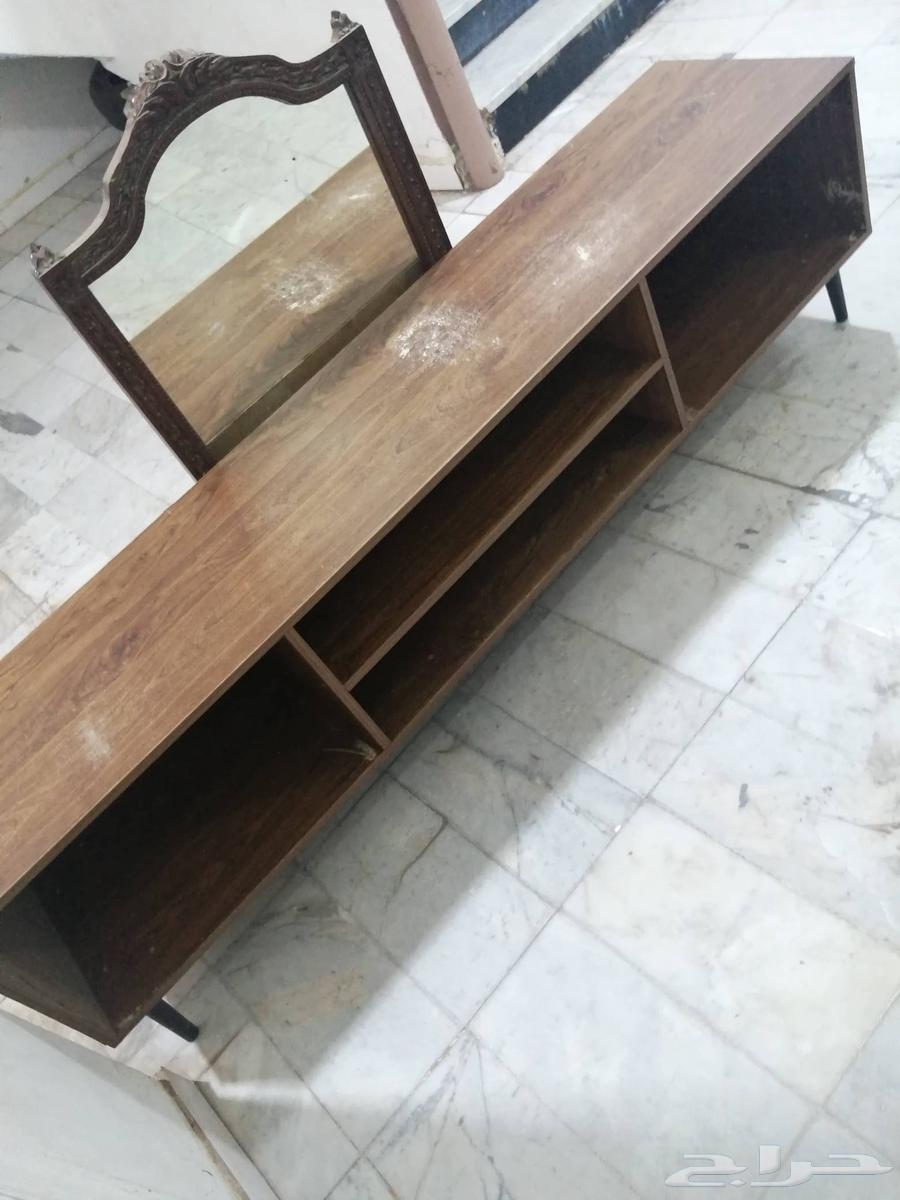 طاولة تلفاز ومراية جدار64360914790658110