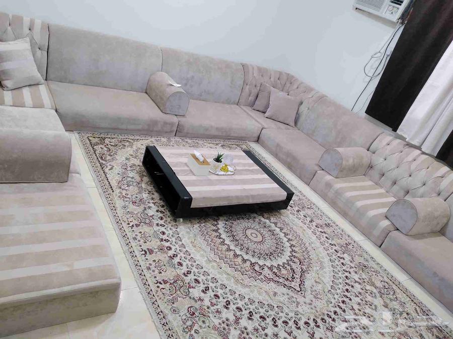 A floor sofa made of wood and sponge, clean, suitable for rooms measuring 4x4.64356486229249110