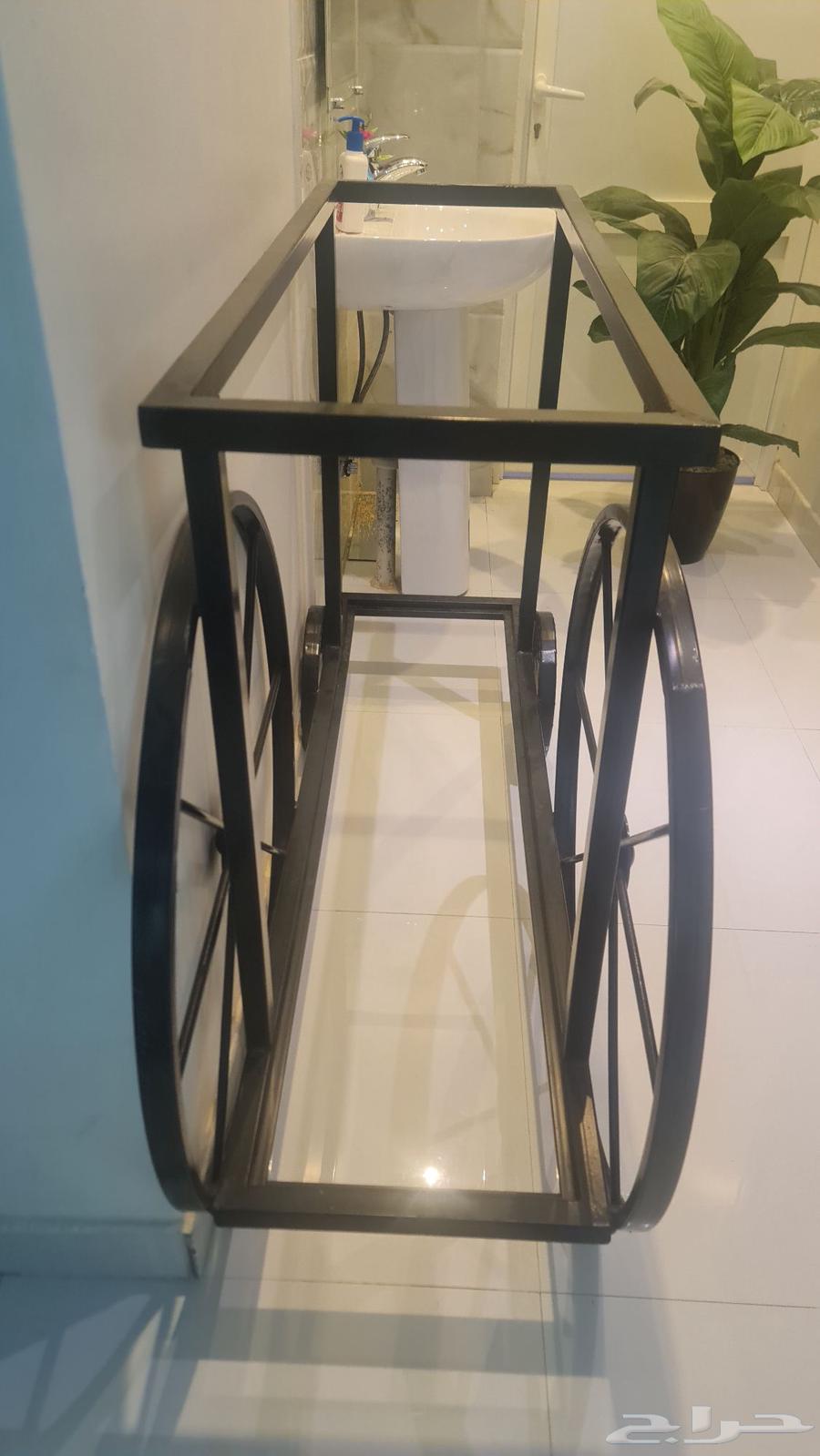 Iron decoration detail using a spring64366790588803111