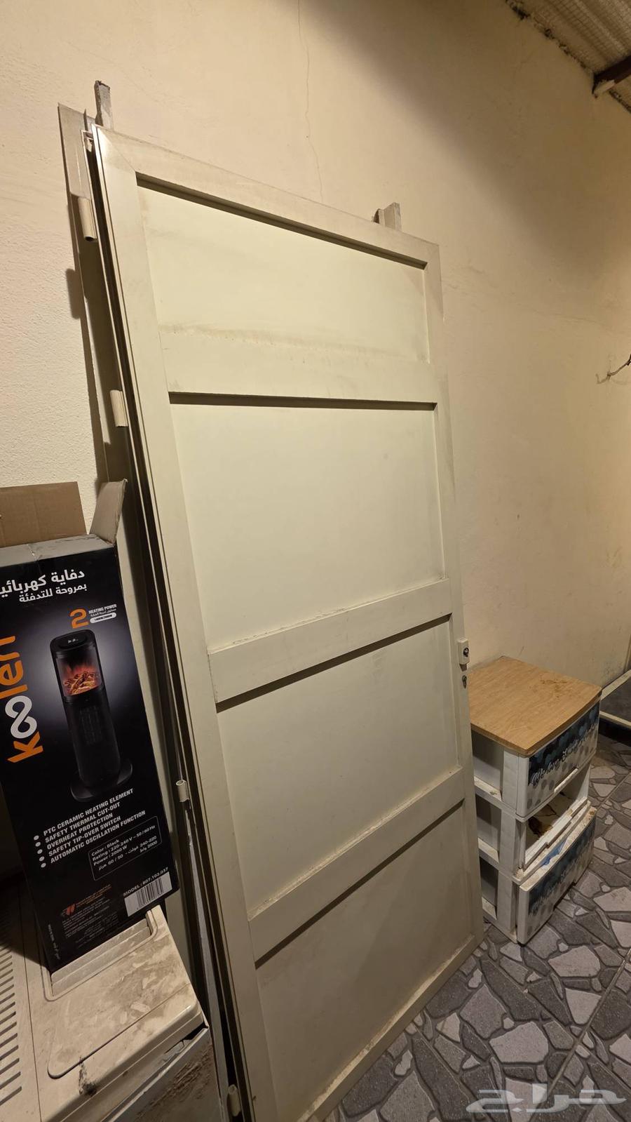 يوجد عدد 2 باب ألمنيوم معا الاطار الحد 350 الموقع الدمام64364188293890111