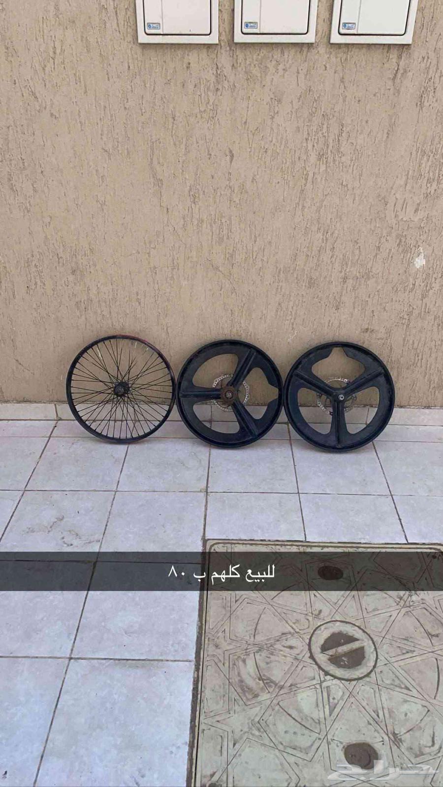 Three wheel covers, two ventilated and one wired64514983365506110