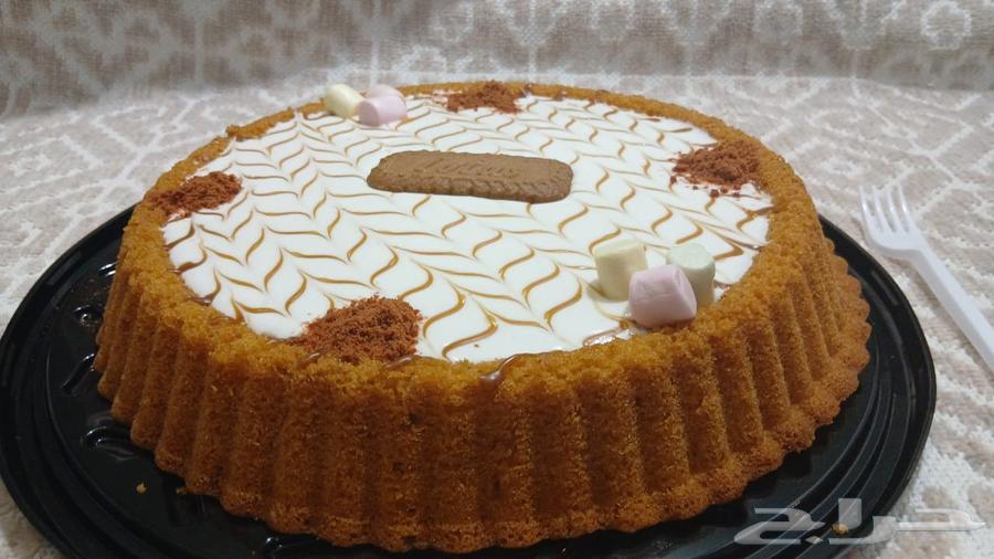 Cakes and various types of sweets, limited quantity daily at half price64375648348035111