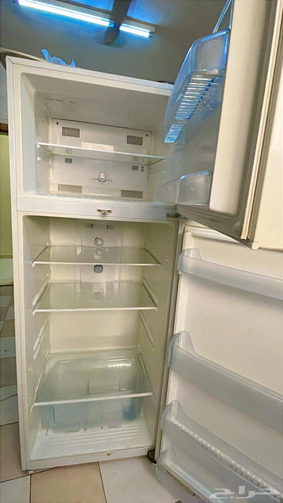 ثلاجه للبيع فيها الربله للباب اللي تحت فقط يحتاج تغيير64363294172674112