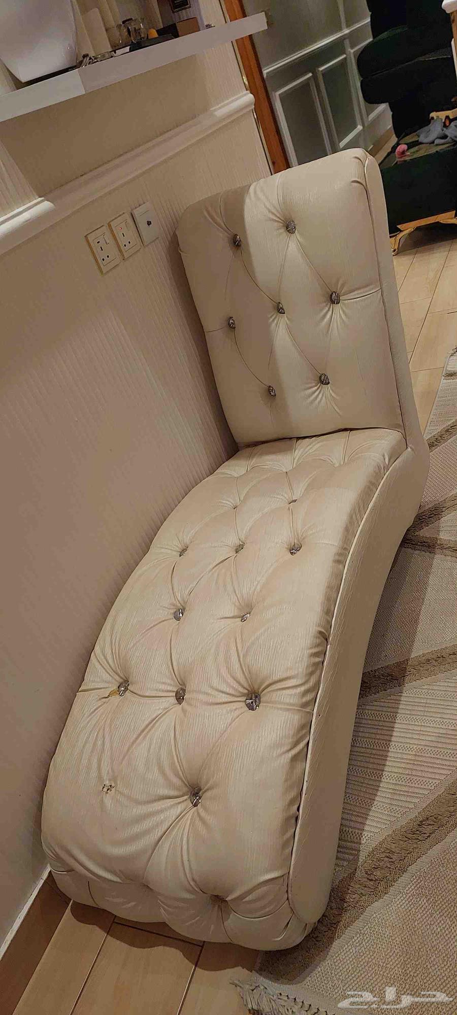 طاوله مع كنبه استرخاء للبيع64369068311809111