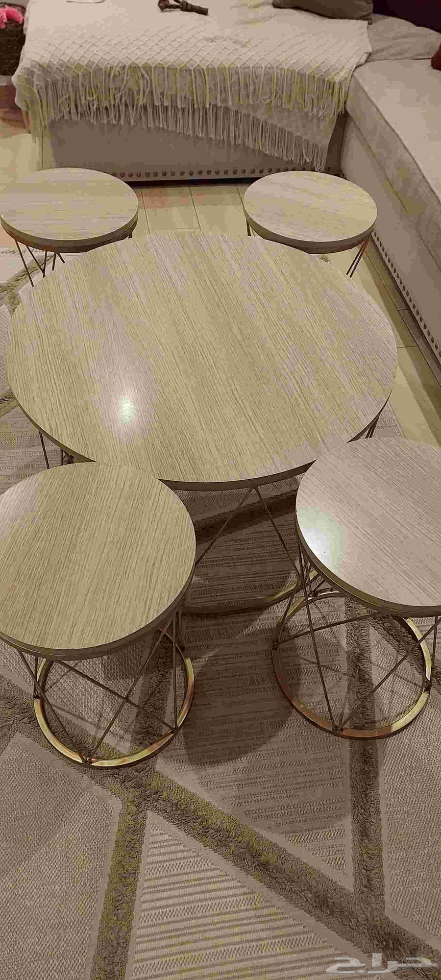 طاوله مع كنبه استرخاء للبيع64369068311809110