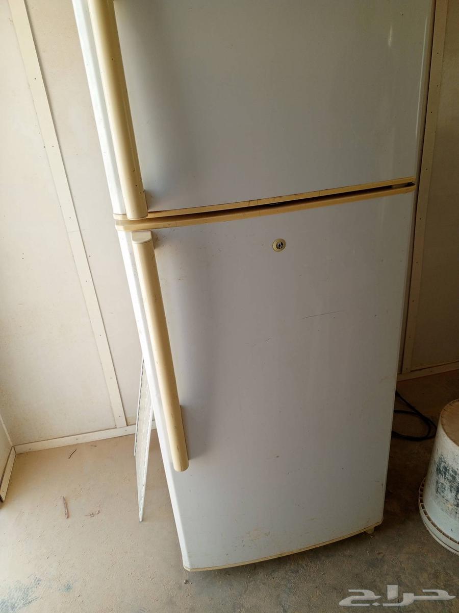 Samsung refrigerator for personal use, very clean, for sale with a little dust on it64369440224385114