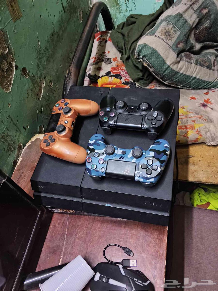 Sony 4 with three controllers and 12 tapes64373727942019110