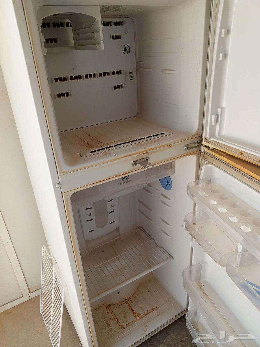 Samsung refrigerator for personal use, very clean, for sale with a little dust on it64369440224385110