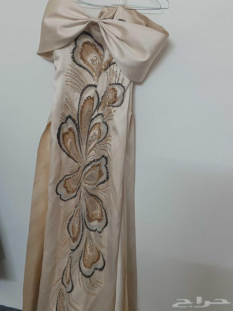 Wore the dress for only 6 hours, bought it for 370 and selling it for 200 in a discount64375586808834111