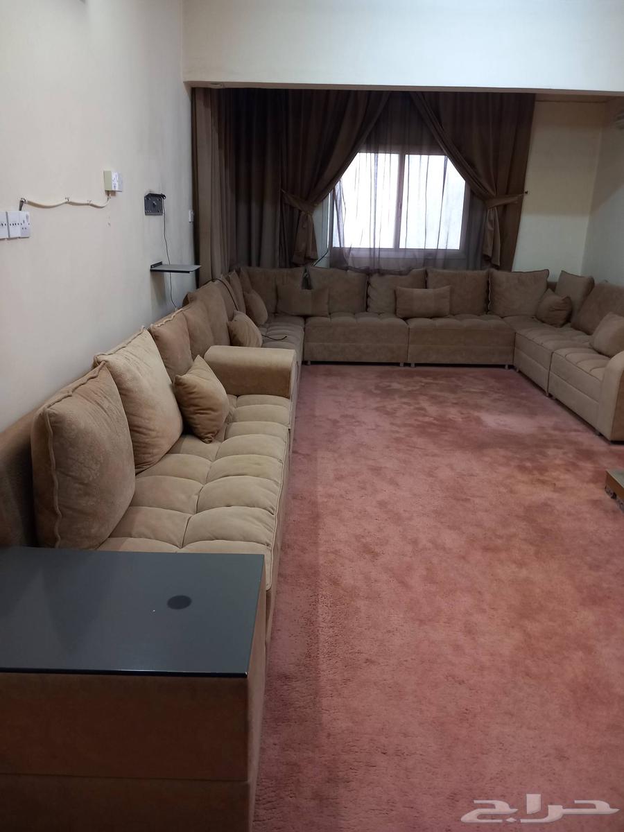 A nearly new table, free of stains and defects64371292517635110