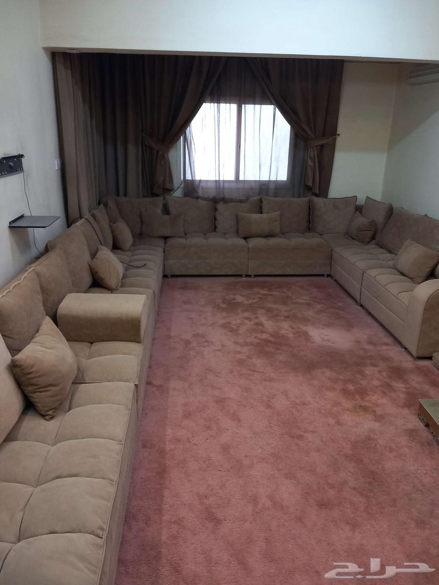 A nearly new table, free of stains and defects64371292517635112