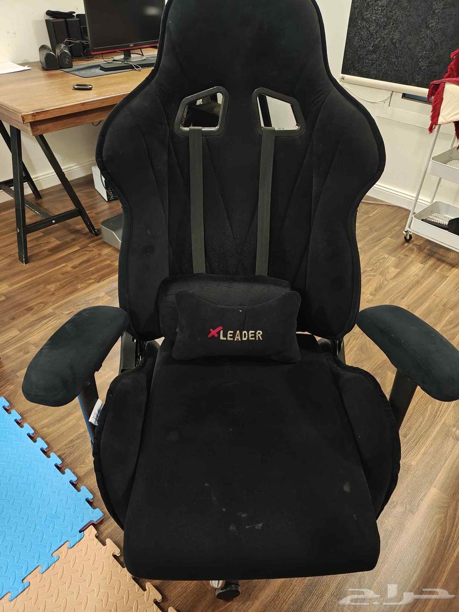 طاوله بي سي وكرسي قيمنق64373092816898111