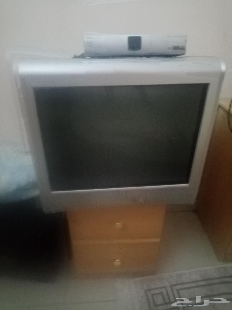 دولاب ملابس وسرير وعدد اثنان تلفزيون 20 و12 بوصه64375991338627114