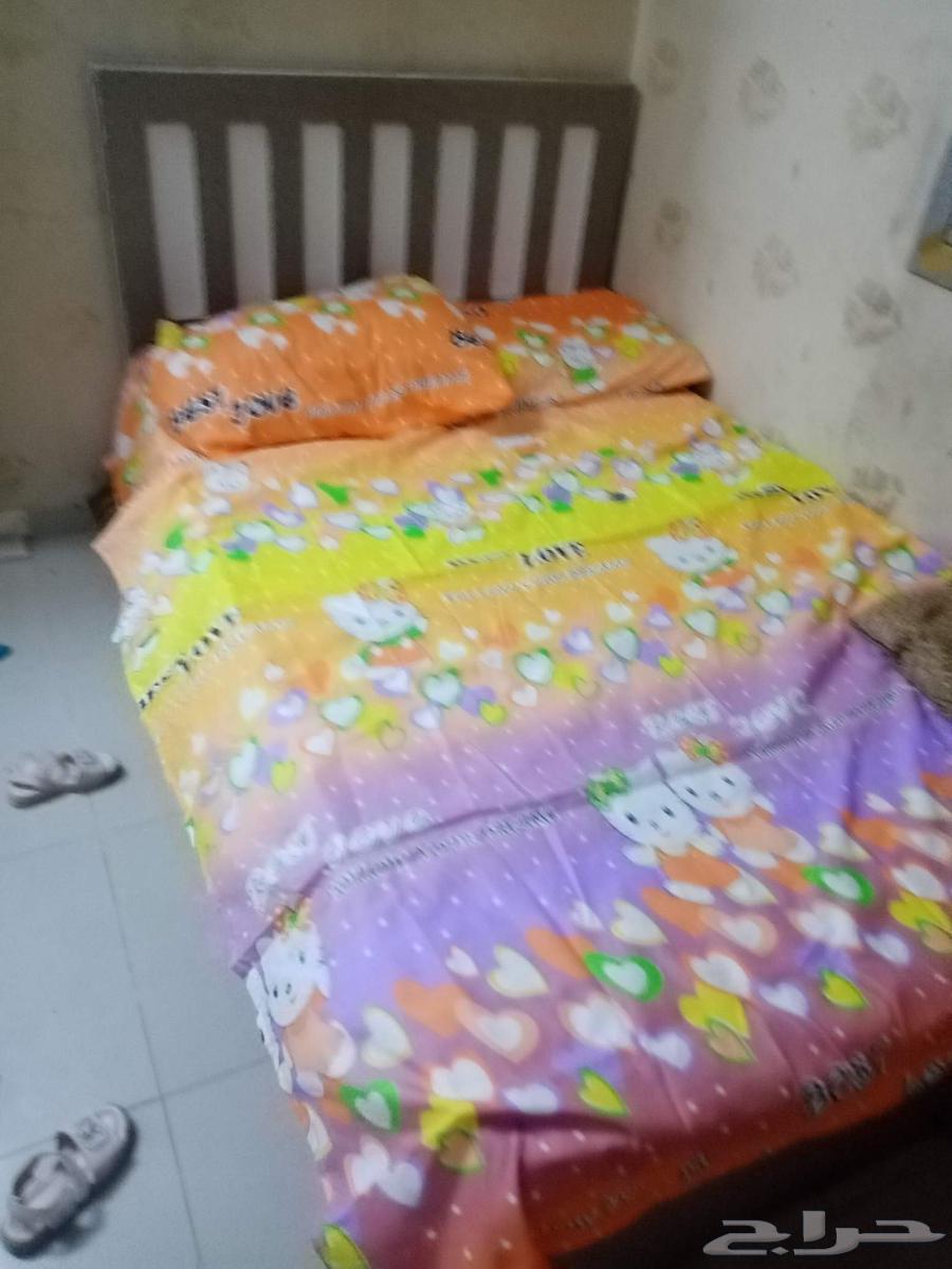 دولاب ملابس وسرير وعدد اثنان تلفزيون 20 و12 بوصه64375991338627113