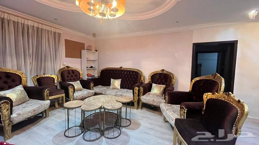 للبيع طقم كنب فخم مع طاولة   عدد القطع  7 قطع (كنب مجالس فا64376974451329110