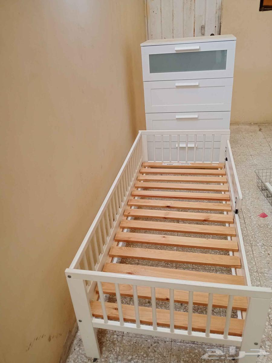 سرير أطفال من ايكيا بحاله ممتازة مع خزانة ادراج السعر 300 ر64375768759555110