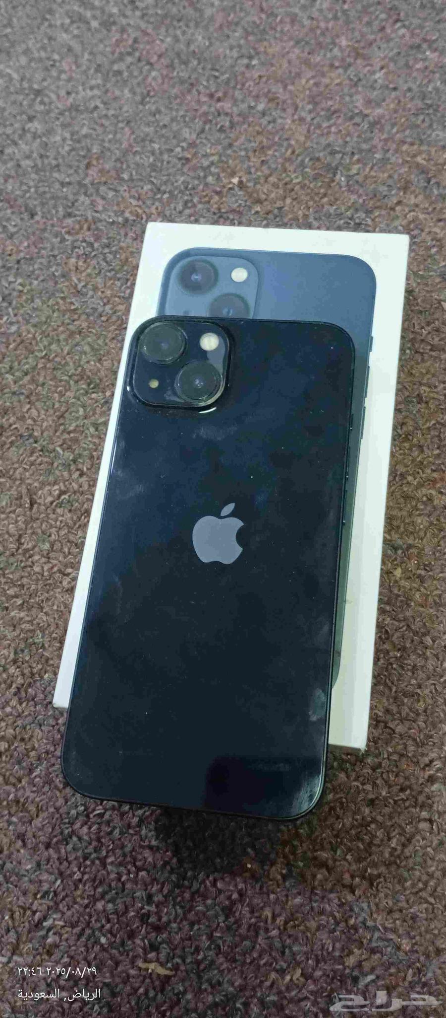 آيفون 13عادى نضيف عليه حمايه كامله وحمايه على الكاميرات64376289495682111