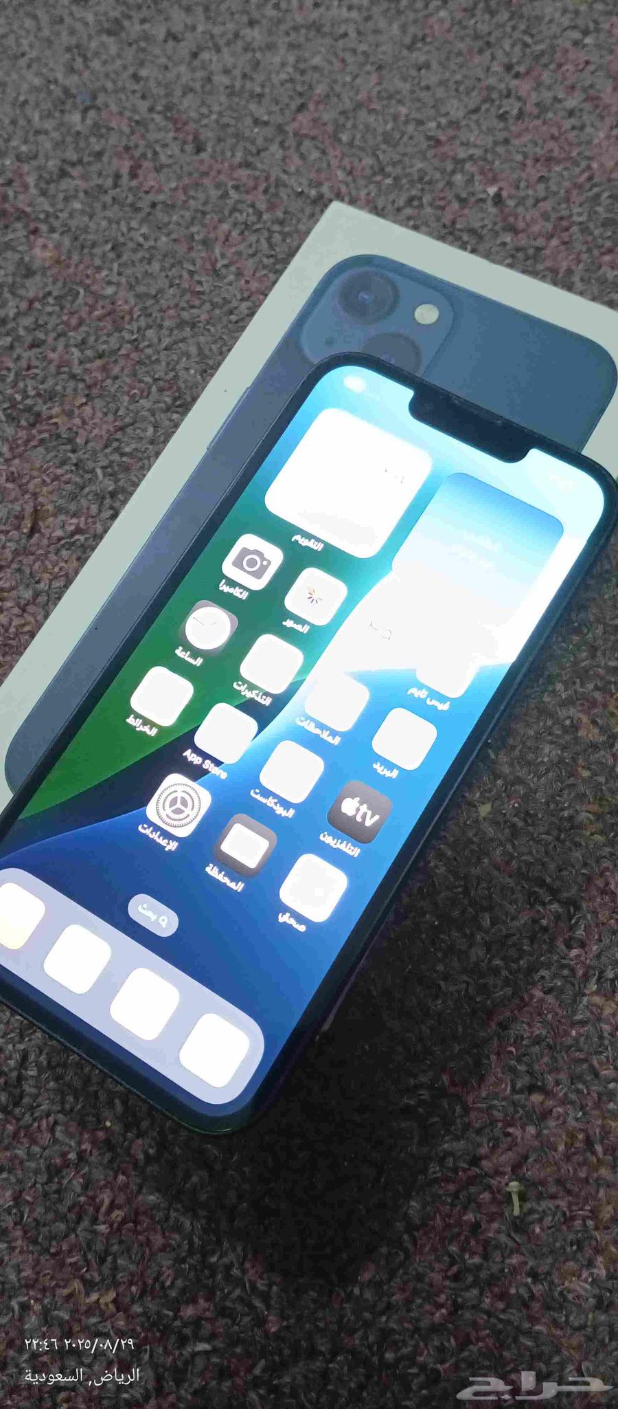 آيفون 13عادى نضيف عليه حمايه كامله وحمايه على الكاميرات64376289495682110