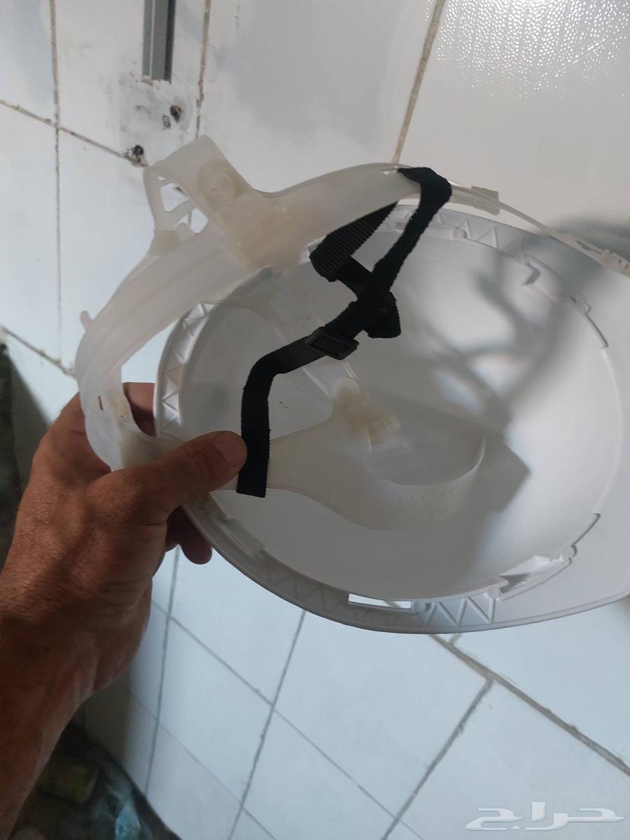 خوذه بيضاء للعمال والمهندسين64371220213123113