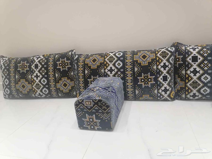 3 cushions and marker64367332824450111