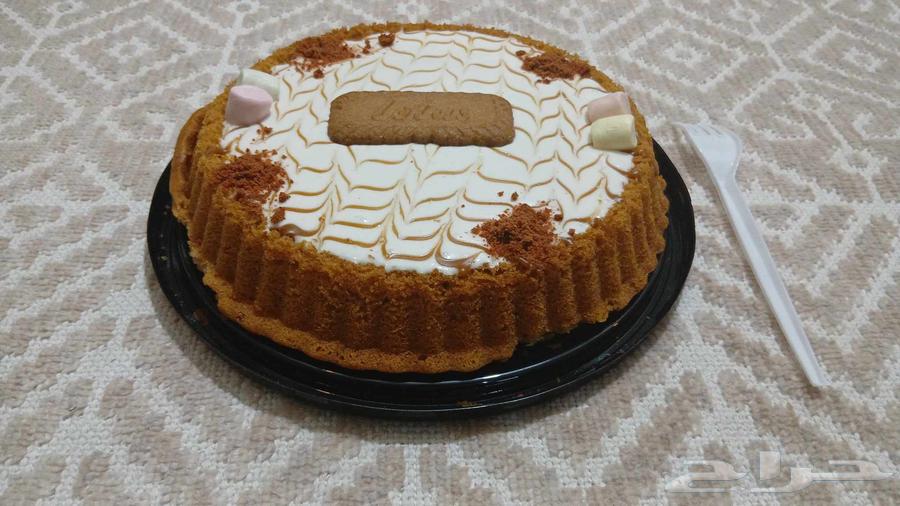 Cakes and various types of sweets, limited quantity daily at half price64375648348035114