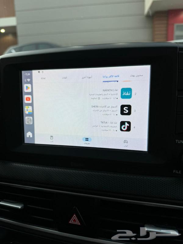 A device that runs YouTube on the car screen64515779661314112