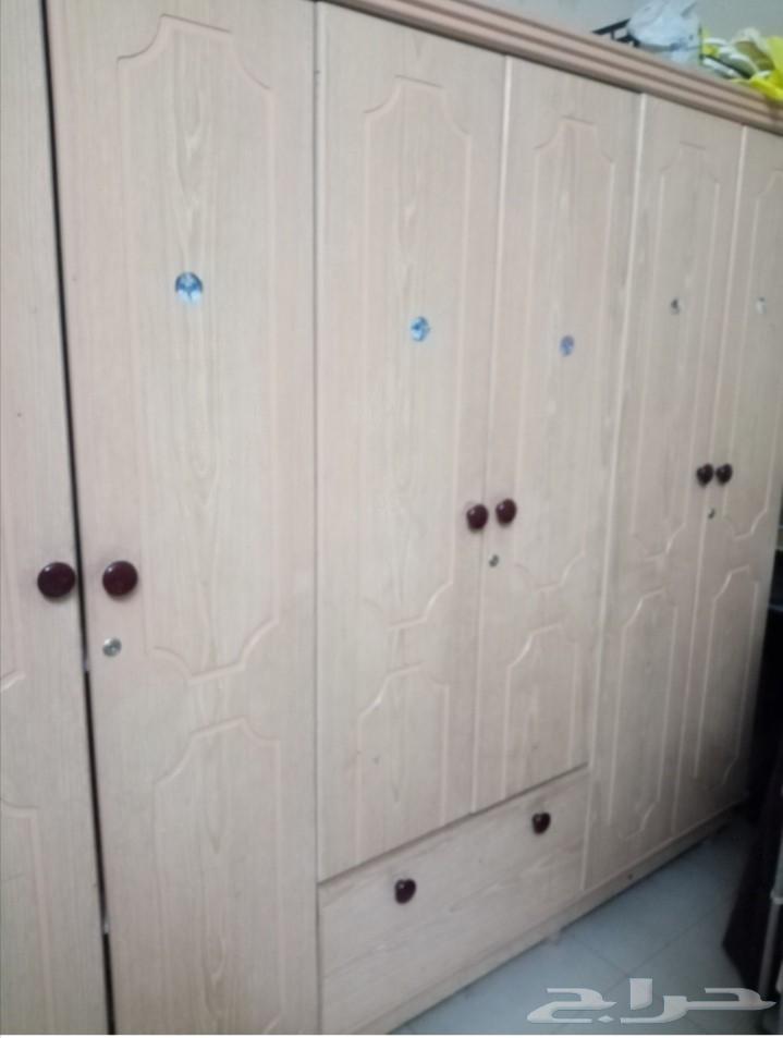 دولاب ملابس وسرير وعدد اثنان تلفزيون 20 و12 بوصه64375991338627112