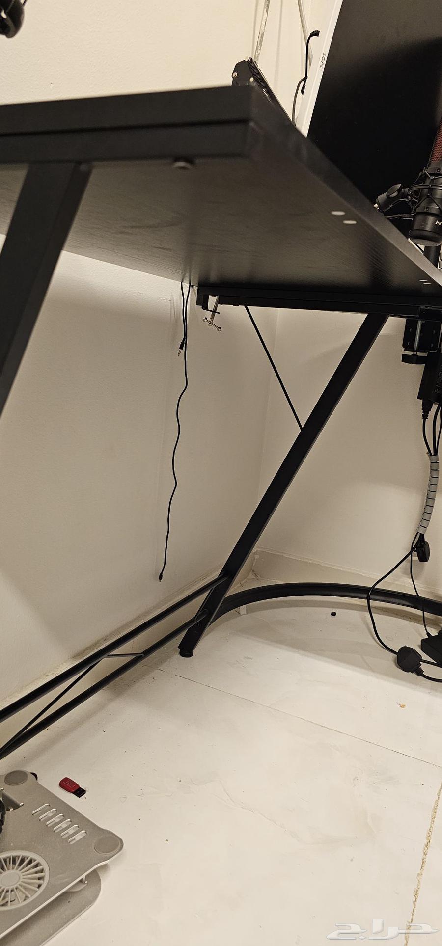 طاولة قيمنق حرف L نضيفه معا كرسي قيمنق64372682723201110