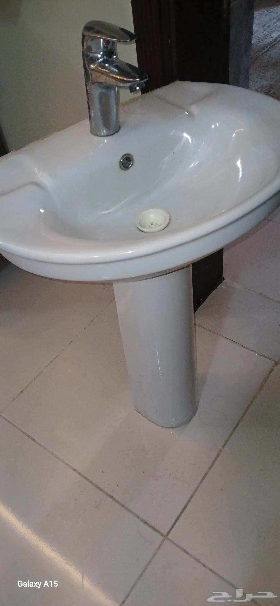 مغسلة مع الحوض شبه جديده64368820678145110