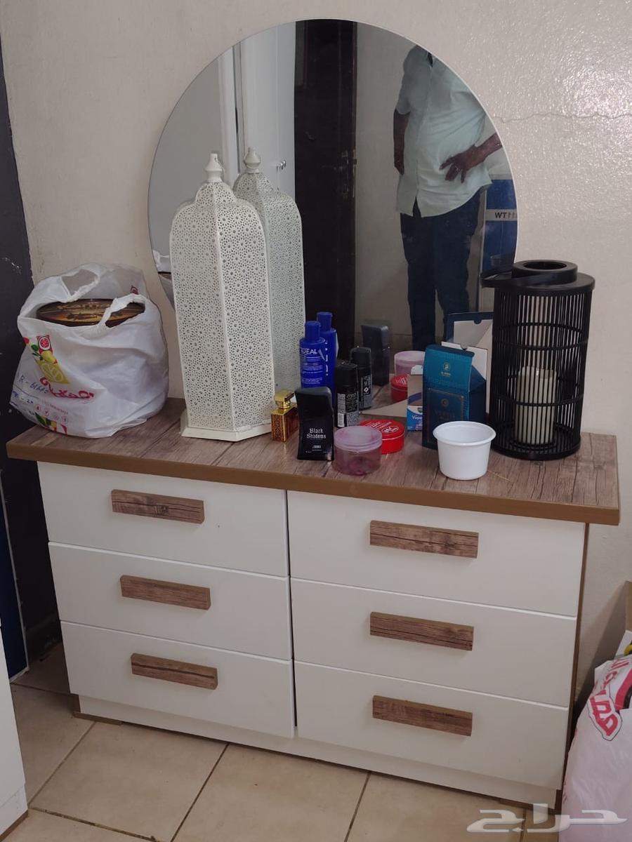 Wardrobe, dressing table, and two beds64374554129025113