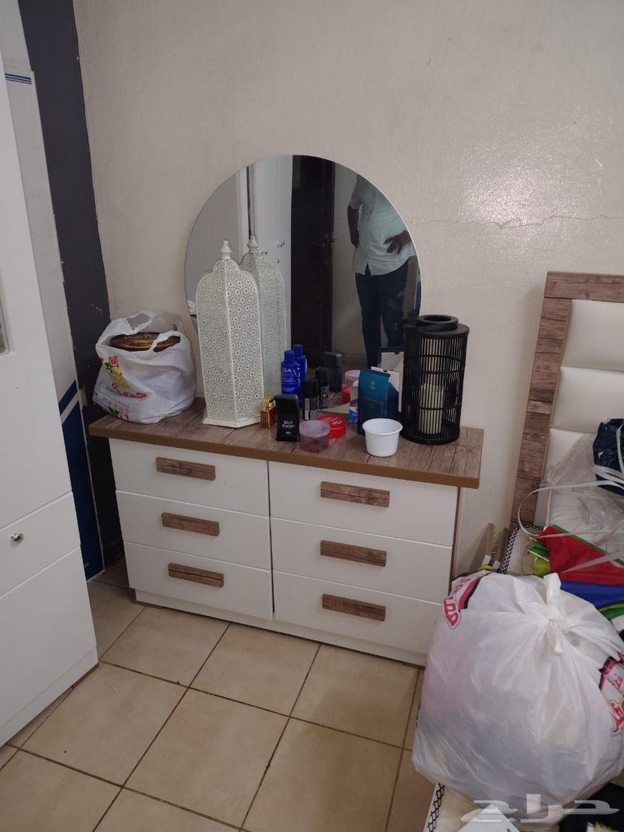 Wardrobe, dressing table, and two beds64374554129025114