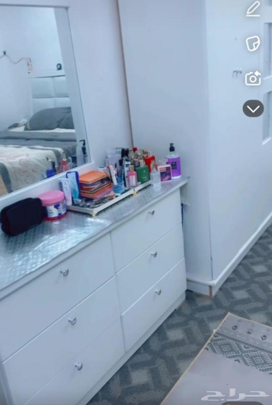 Two different colored bedroom sets in two different styles64386668788225112