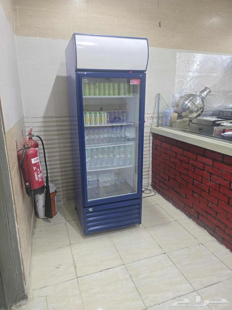 بوفيه للبيع بكامل اغراضه63613880612610111