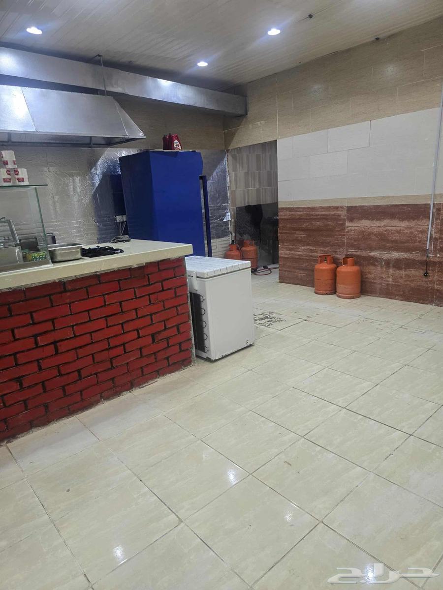 بوفيه للبيع بكامل اغراضه63613880612610112