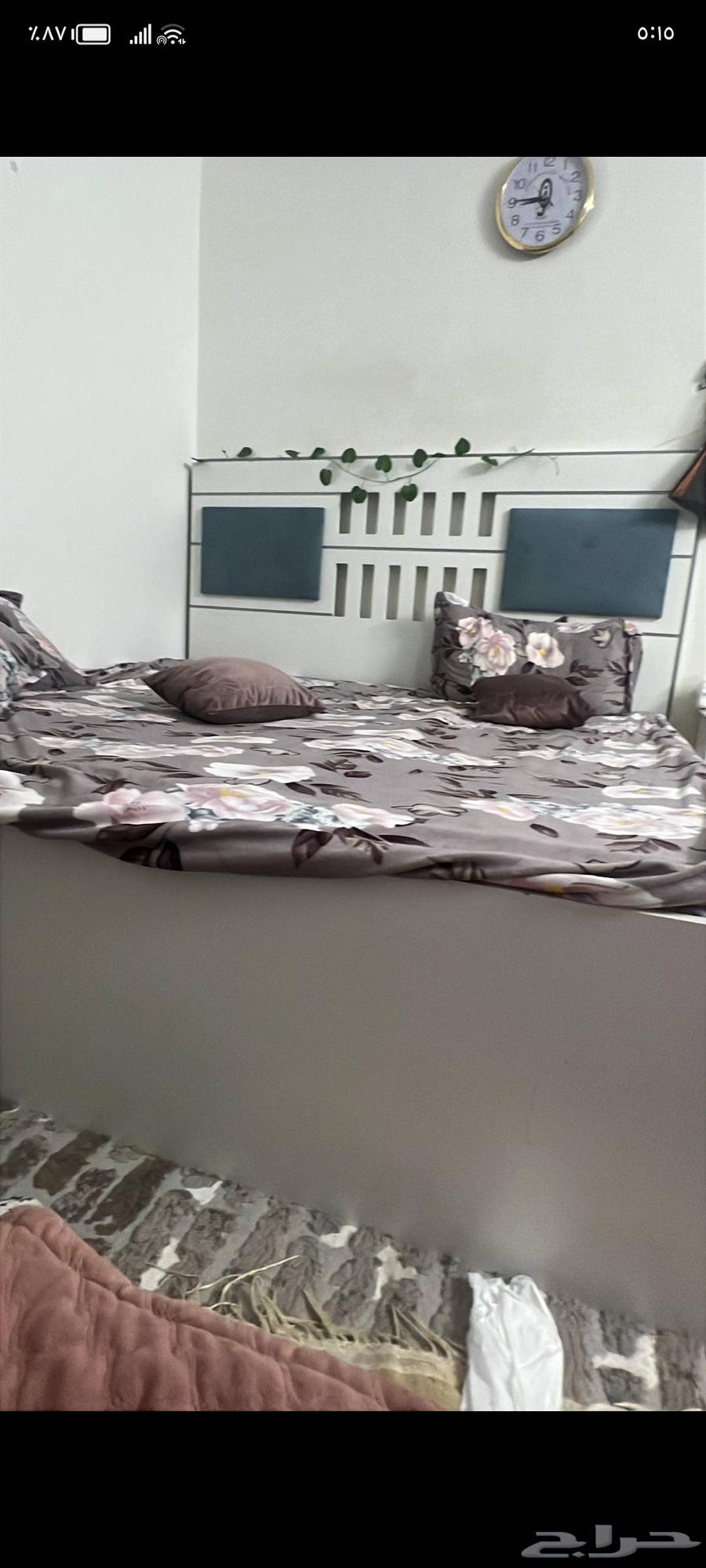 Two different colored bedroom sets in two different styles64386668788225110