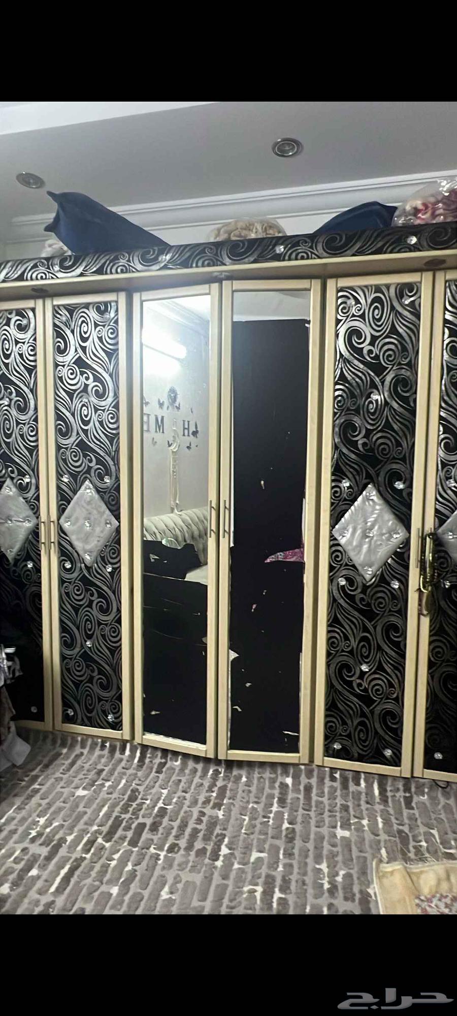 Two different colored bedroom sets in two different styles64386668788225111