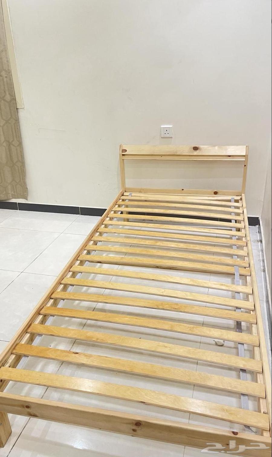 عندي سريرمفرد خشب من إيكيا شبه جديد جديد.64381644119298110