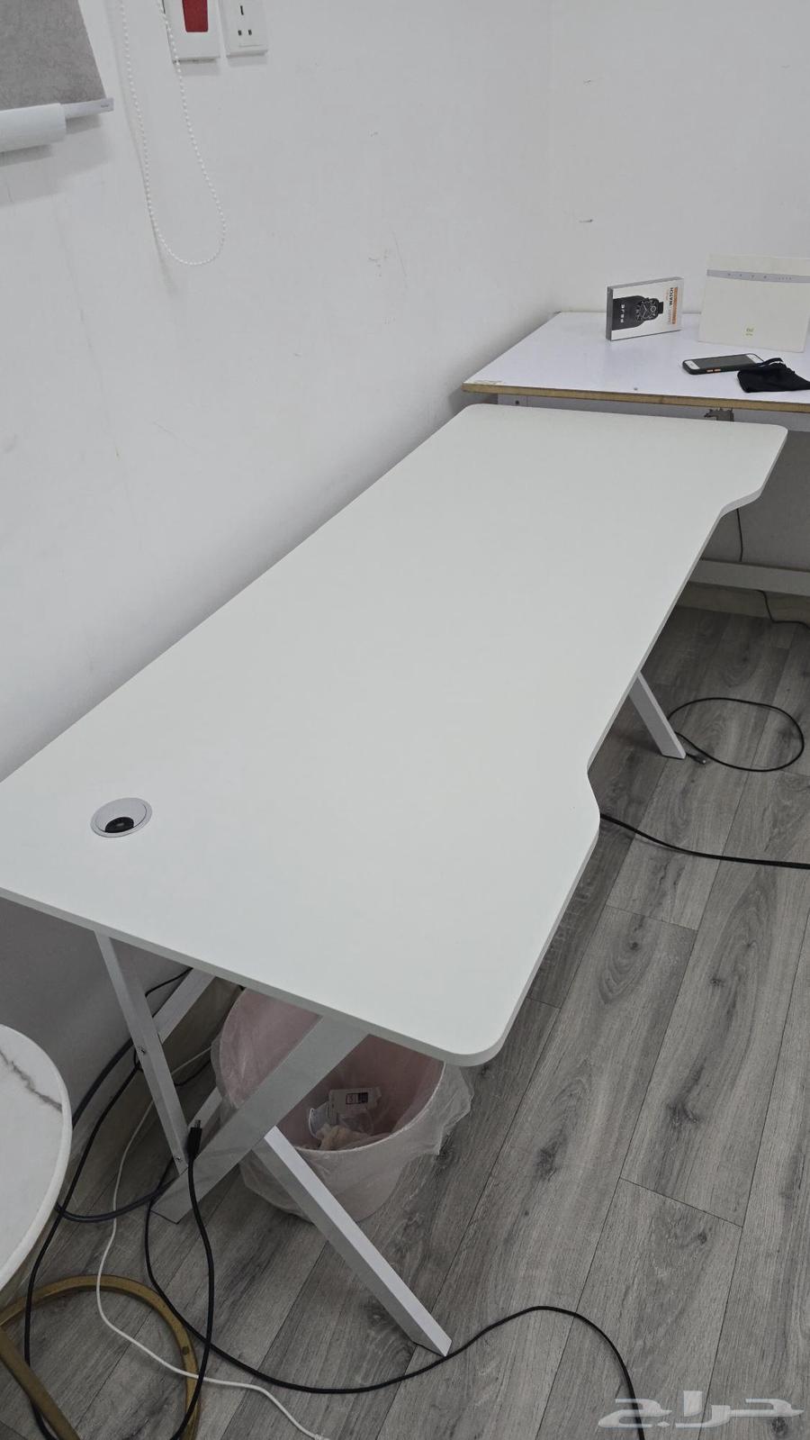 PC table in the shape of k64378774811905114