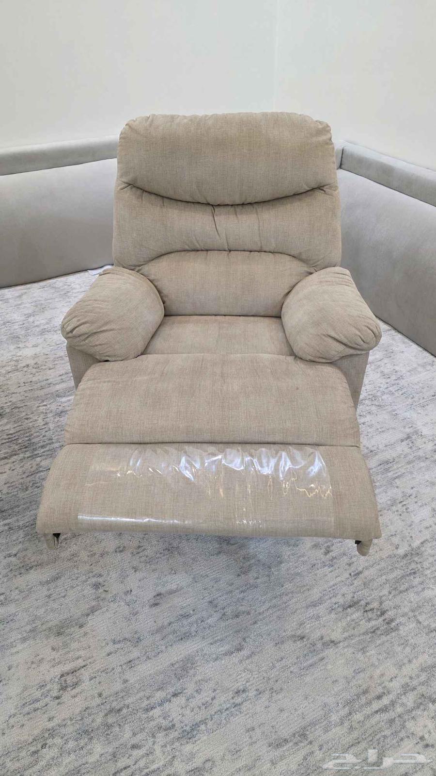 2 كراسي استرخاء من هوم سنتر نظيفة 2 Used Lounge Chairs64378556609923111