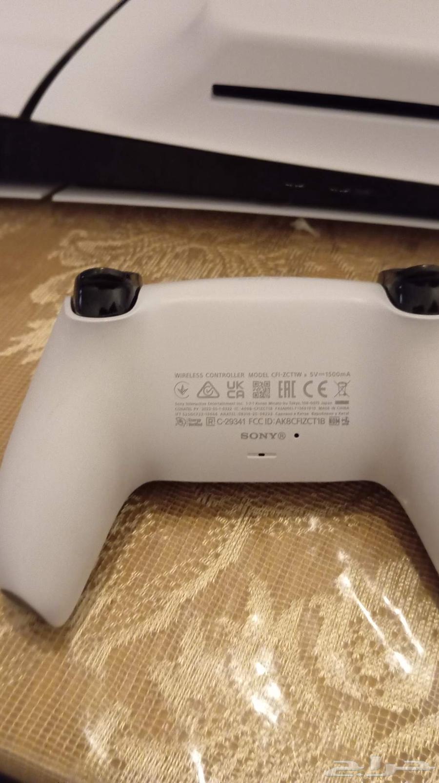 Sony 5 with two controllers with FIFA 25 game disc, clean condition, price 250064382459883651114