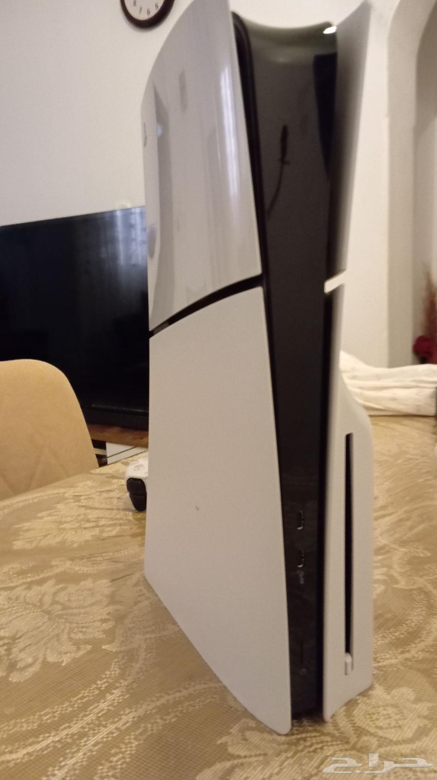 Sony 5 with two controllers with FIFA 25 game disc, clean condition, price 250064382459883651110