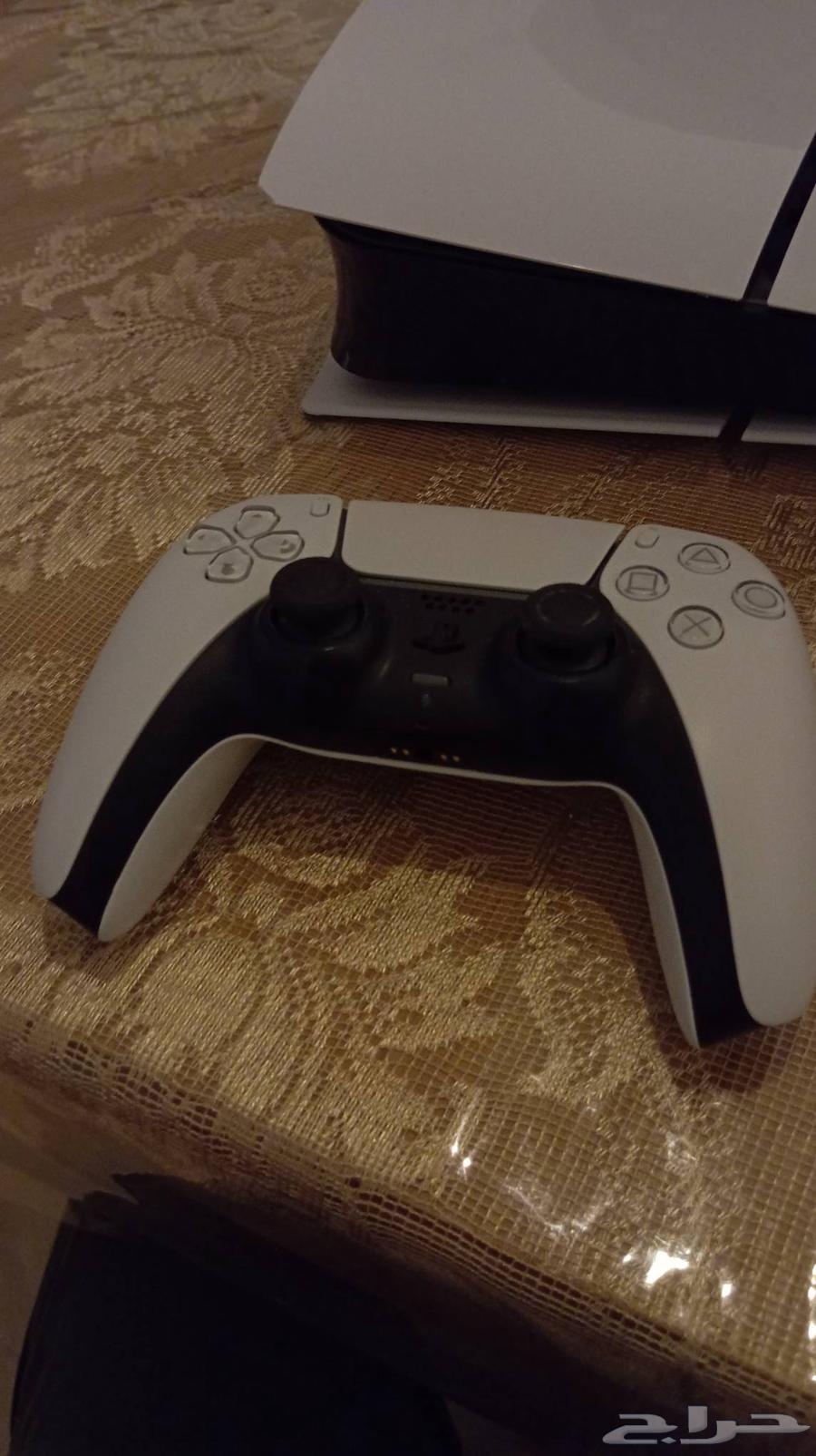 Sony 5 with two controllers with FIFA 25 game disc, clean condition, price 250064382459883651112