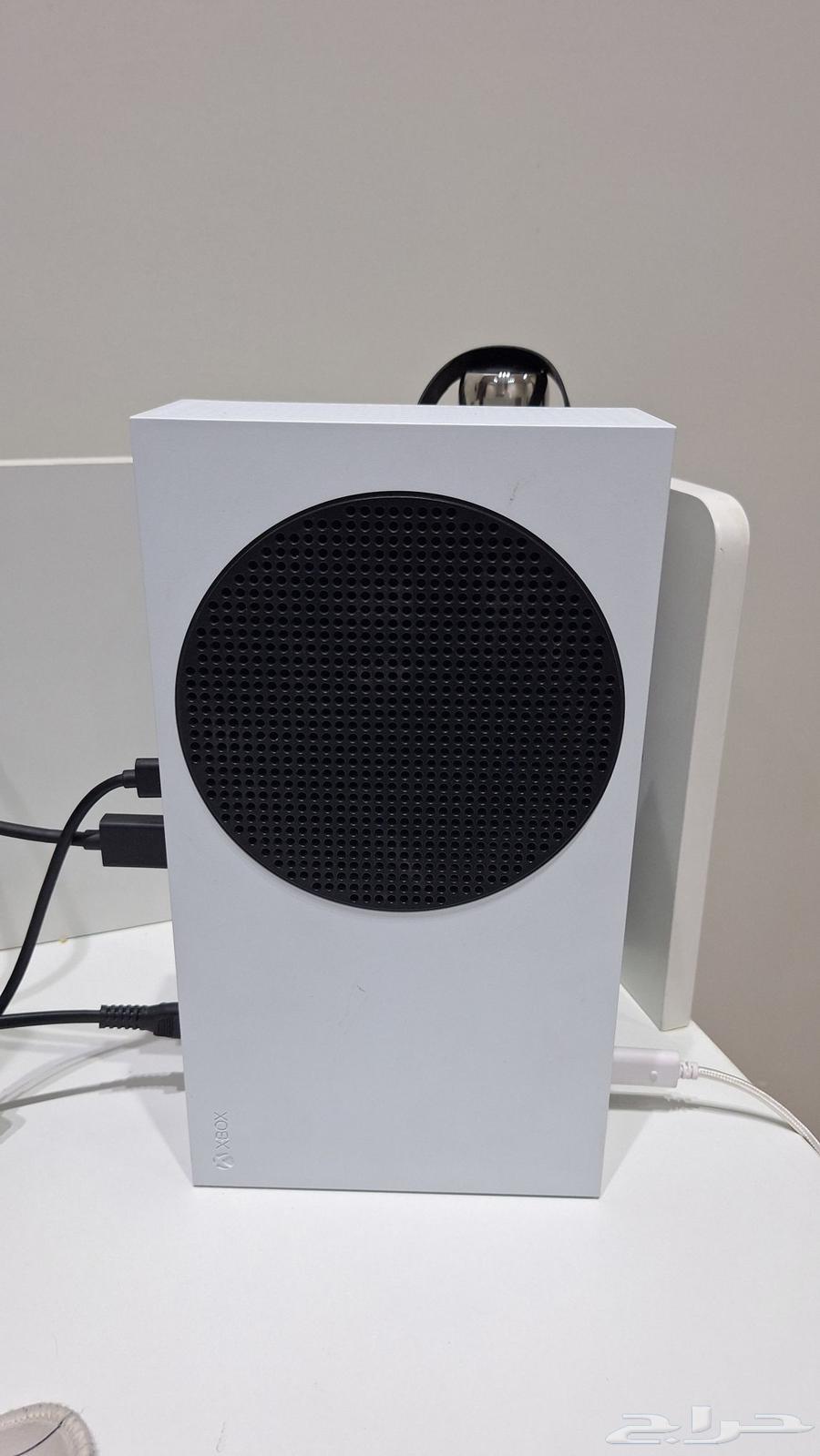 Xbox Series S with controller64387662722305110