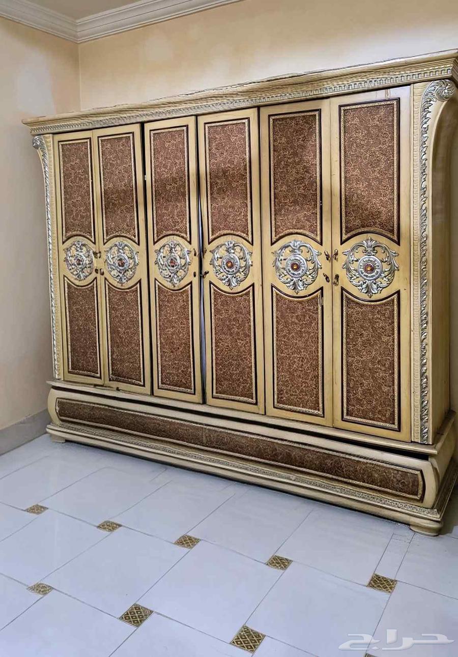 دولاب غرفه نوم خشب نظيف بحاله جيدة وتسريحه64379123600771110
