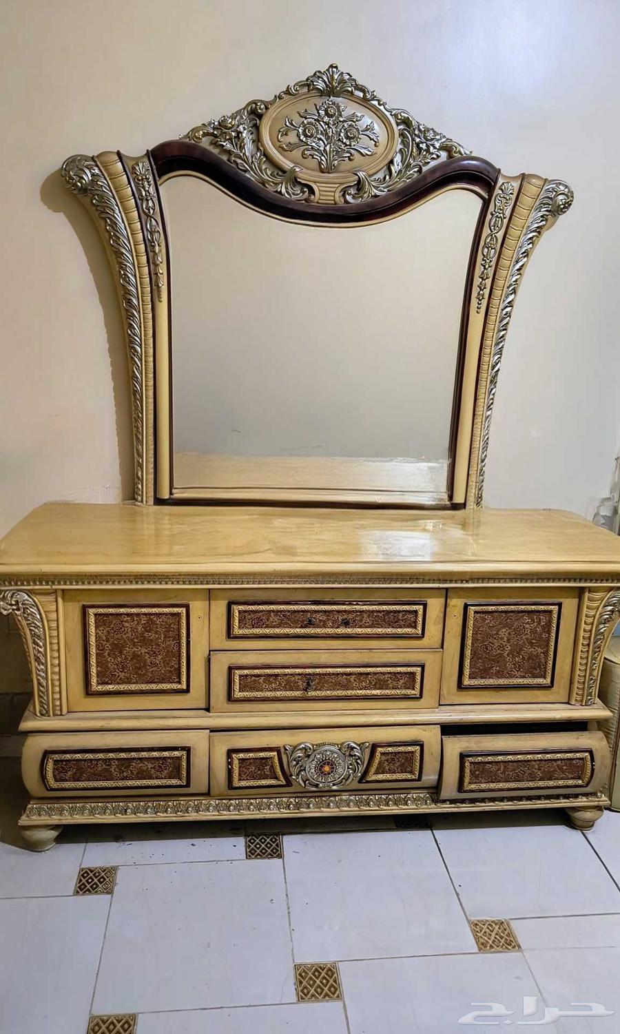 دولاب غرفه نوم خشب نظيف بحاله جيدة وتسريحه64379123600771111