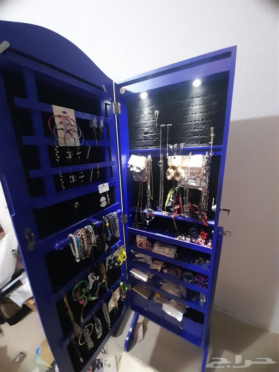 Attractive price accessory cabinet, used for only one month due to travel64389626479107111
