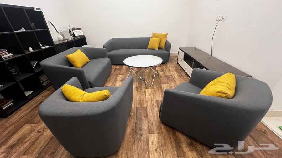 Clean sofa with TV table64387467487490110