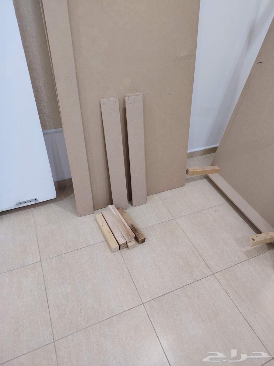 سرير خشبي نفرين وستارة مترين في مترين للبيع64382873657729112