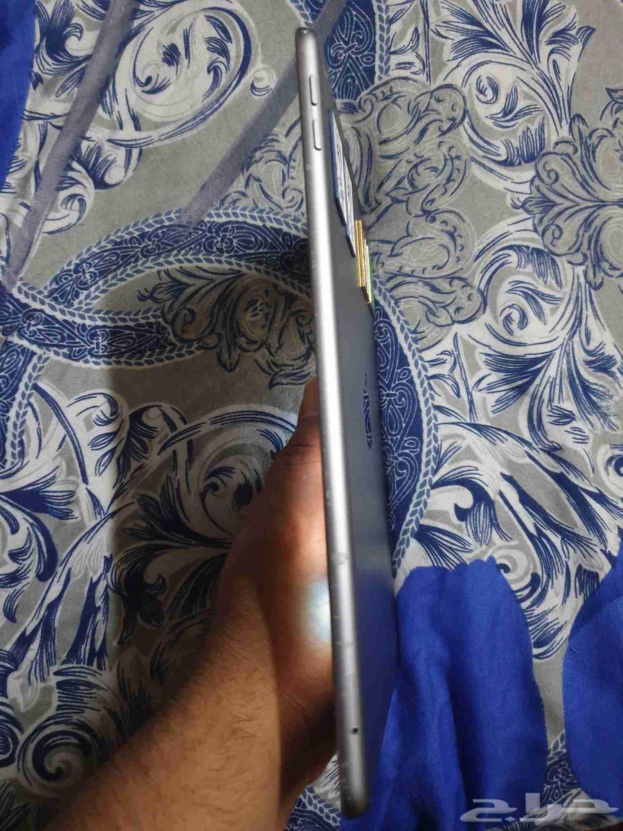 iPad 6th generation, clean device, never been repaired, specifications 32 GB64391962741378114