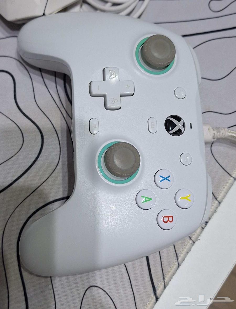 Xbox Series S with controller64387662722305111